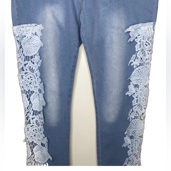 Women’s Straight Leg Jeans XXL Light Blue White Embroidered Lace Leg Distressed - Picture 2 of 12